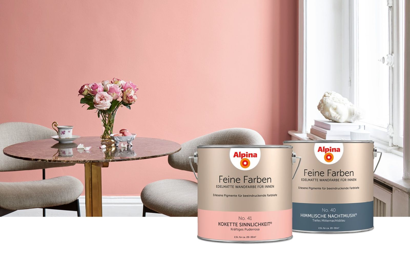 Zwei Farbeimer in Rosa und Blau stehen auf einem Fenstersims.